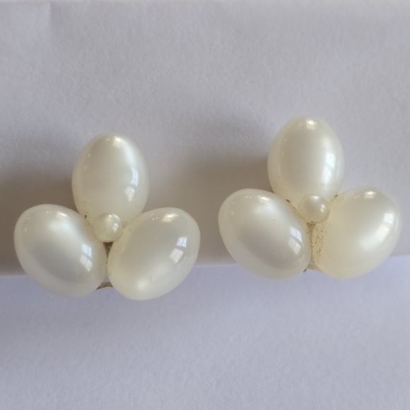 Vintage Richelieu earrings white moonglow screwback moon glow - Picture 8 of 10